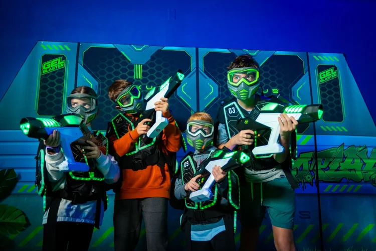 Joueurs avec des blasters dans l'arène Gel Blaster™ de MontVR
