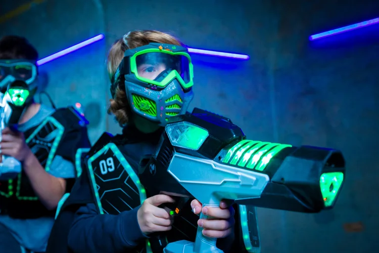Joueurs avec leurs blasters dans l'arène de MontVR