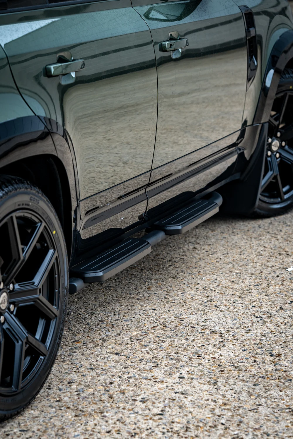Hunters Prestige aluminium fixed side steps on Defender, plain gloss style