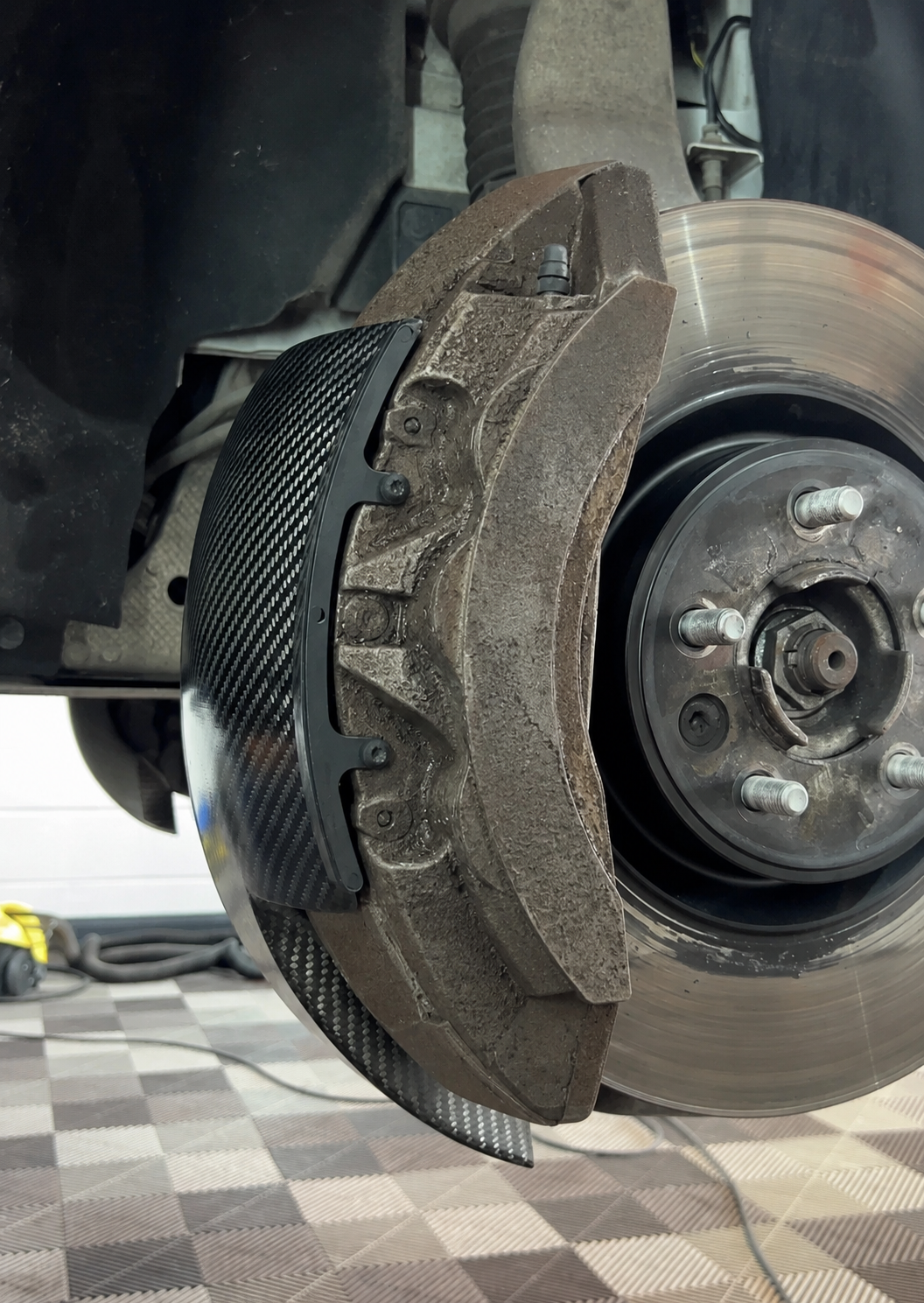 Before: original unpainted Range Rover SVR caliper
