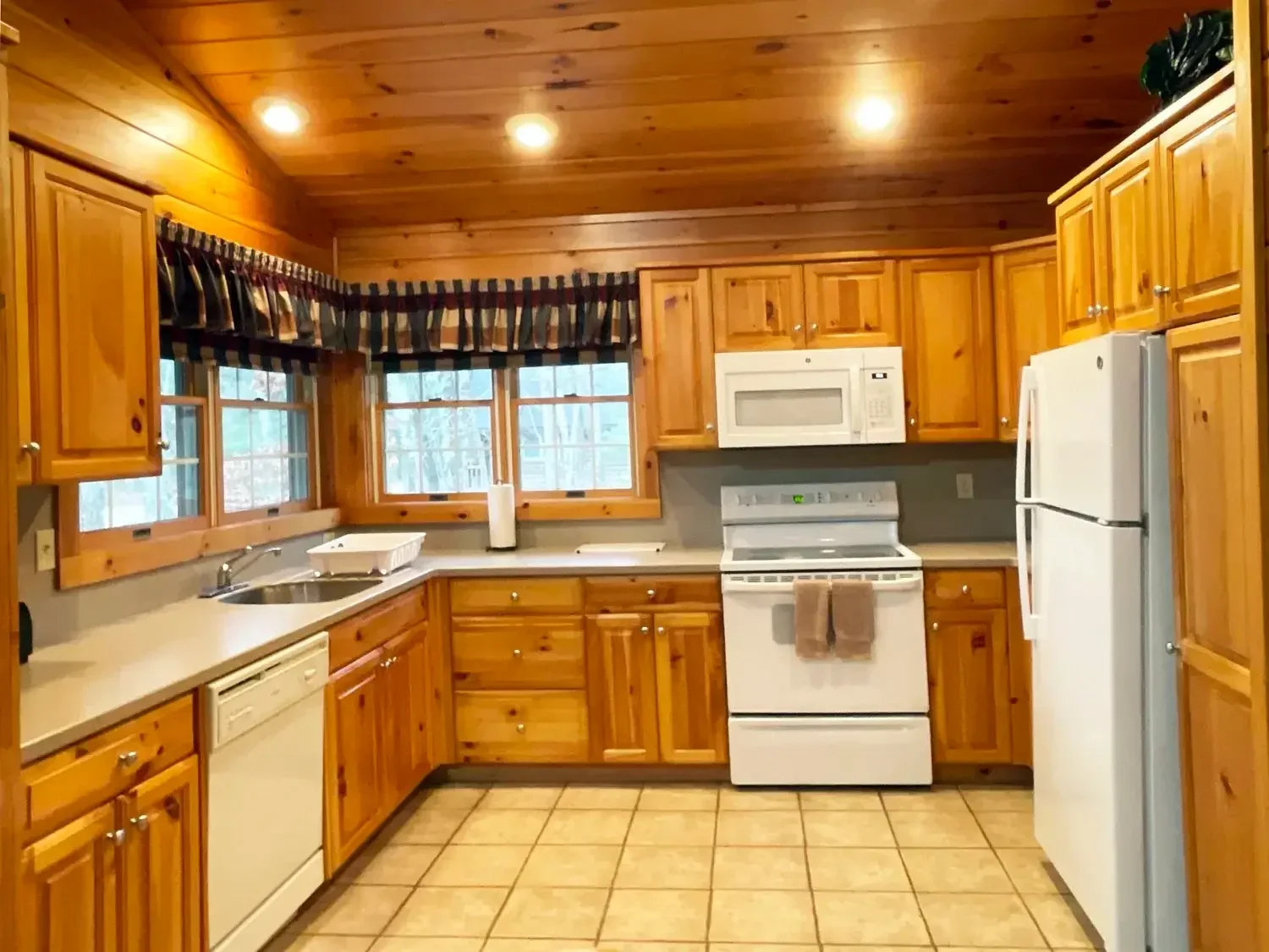 Hemlock Cabin 53 full kitchen