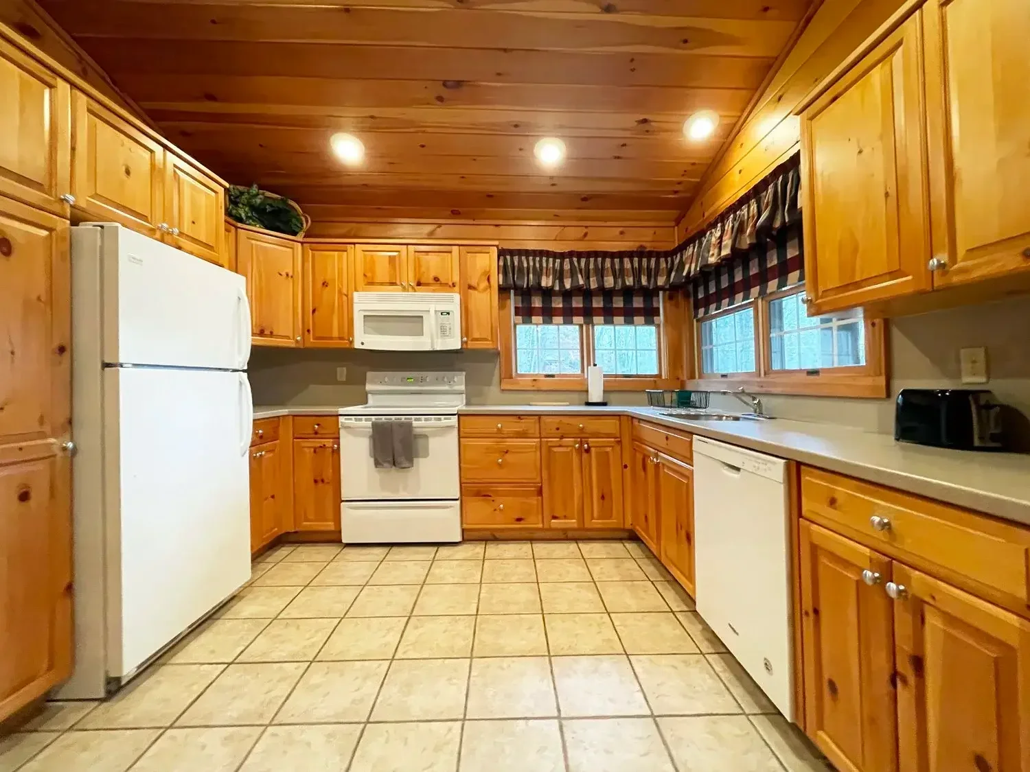 Hemlock Cabin 54 full kitchen