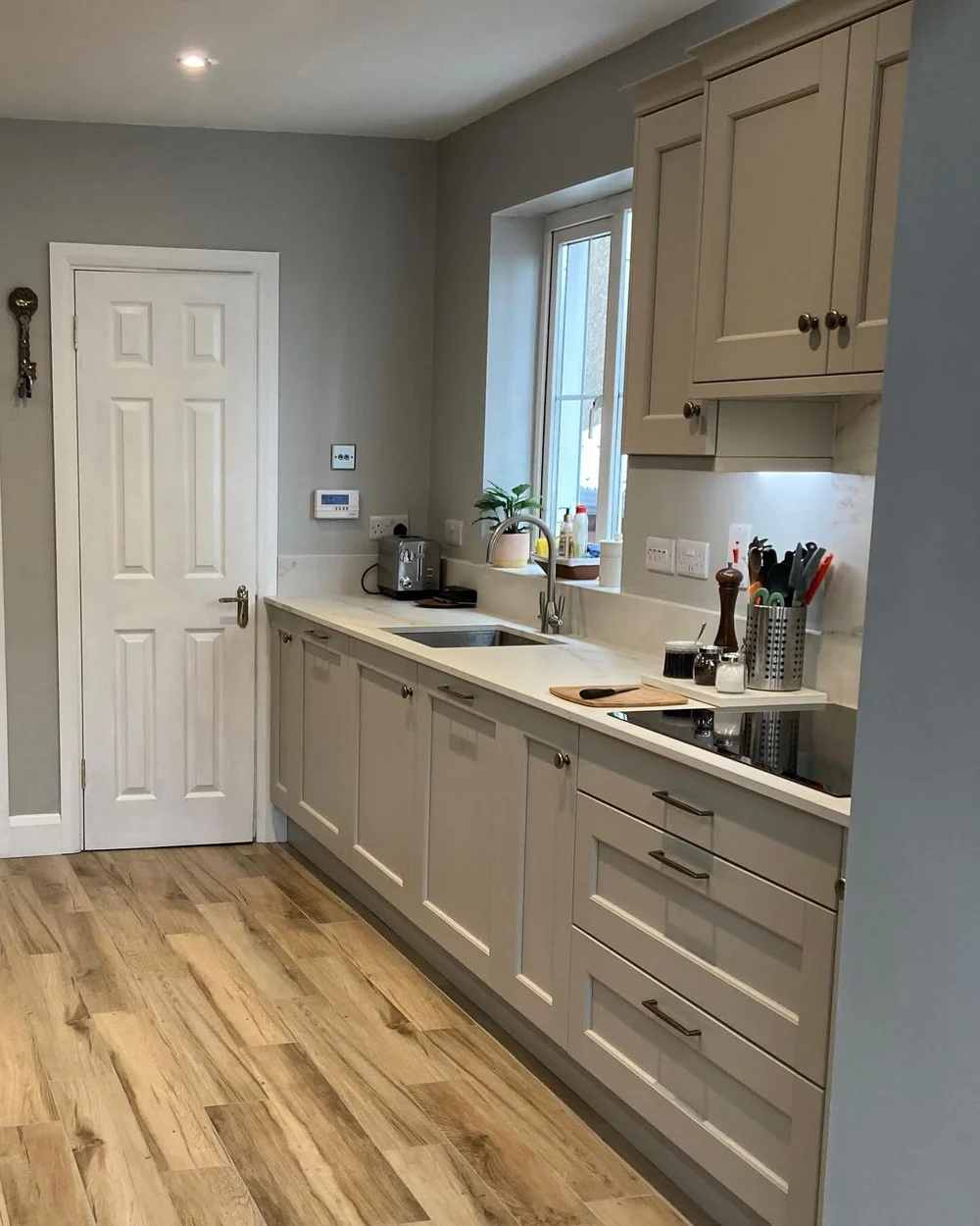 Taupe Bradbury kitchen with matching worktop and splashback