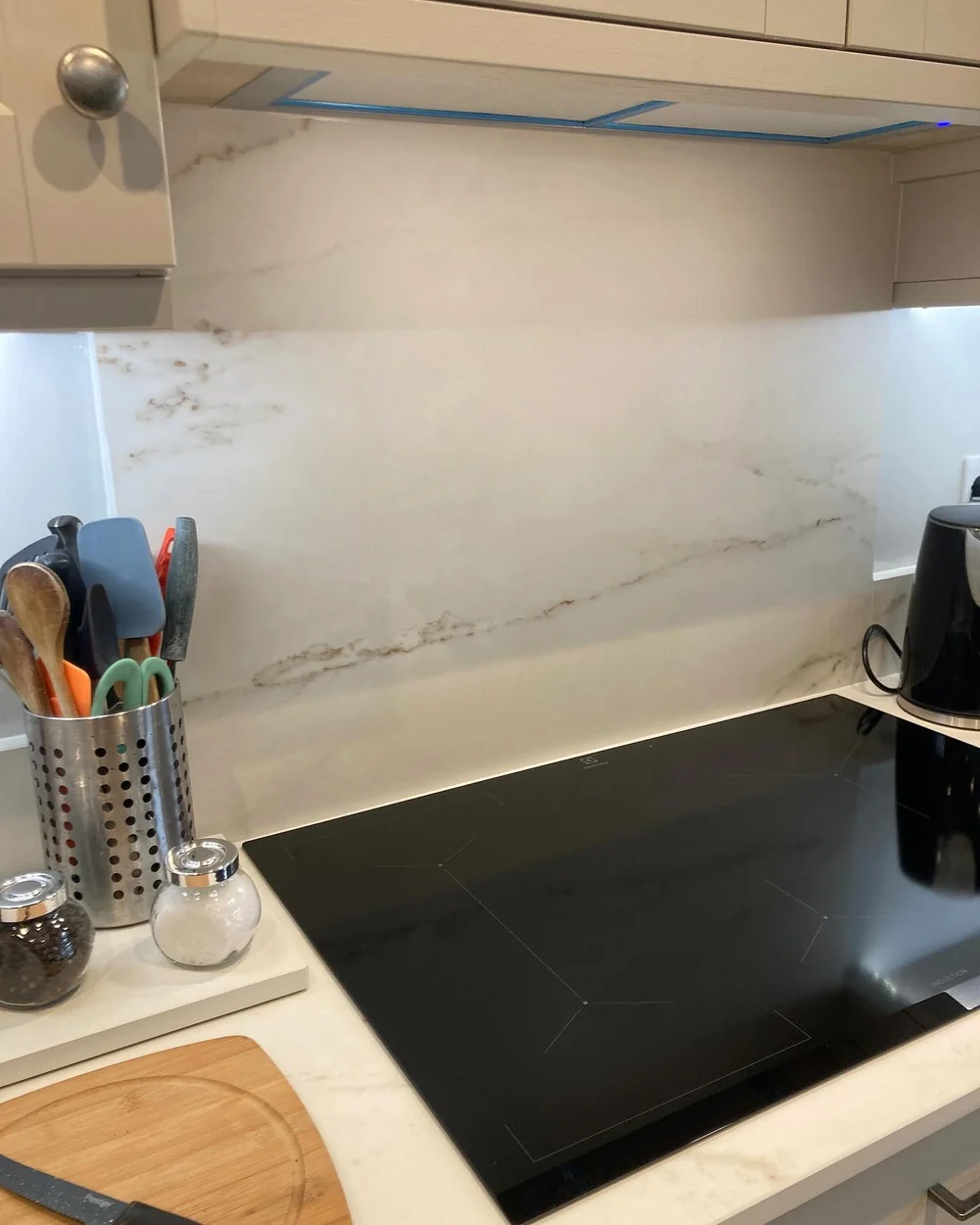 Dekton Rem splashback above an induction hob