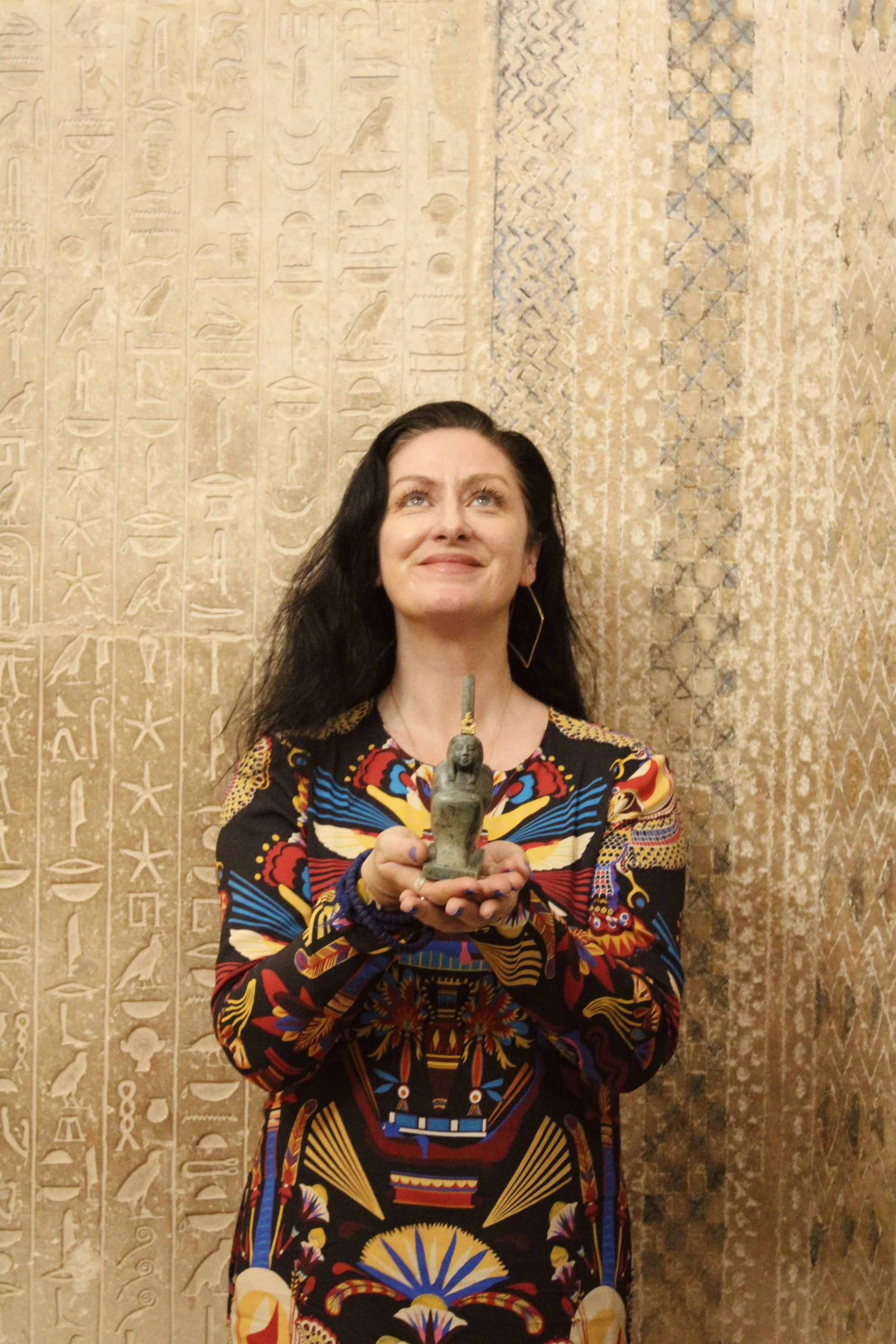 Dee holding the ibis and Thoth figure