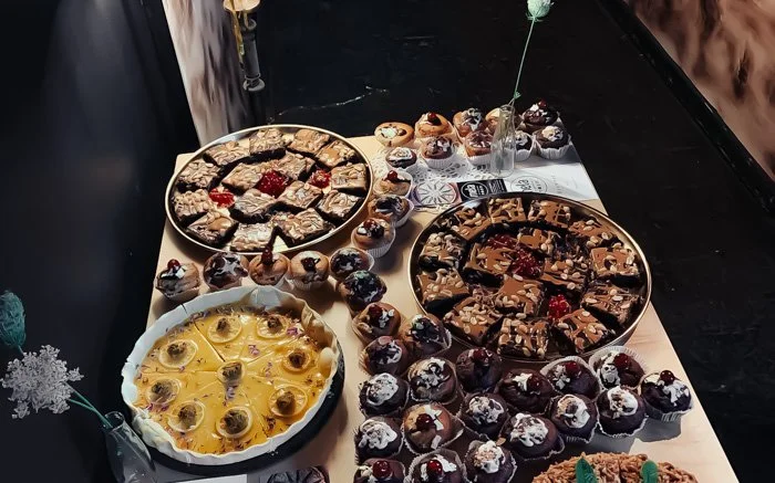 Elegant gedeckter Tisch mit feiner Dekoration