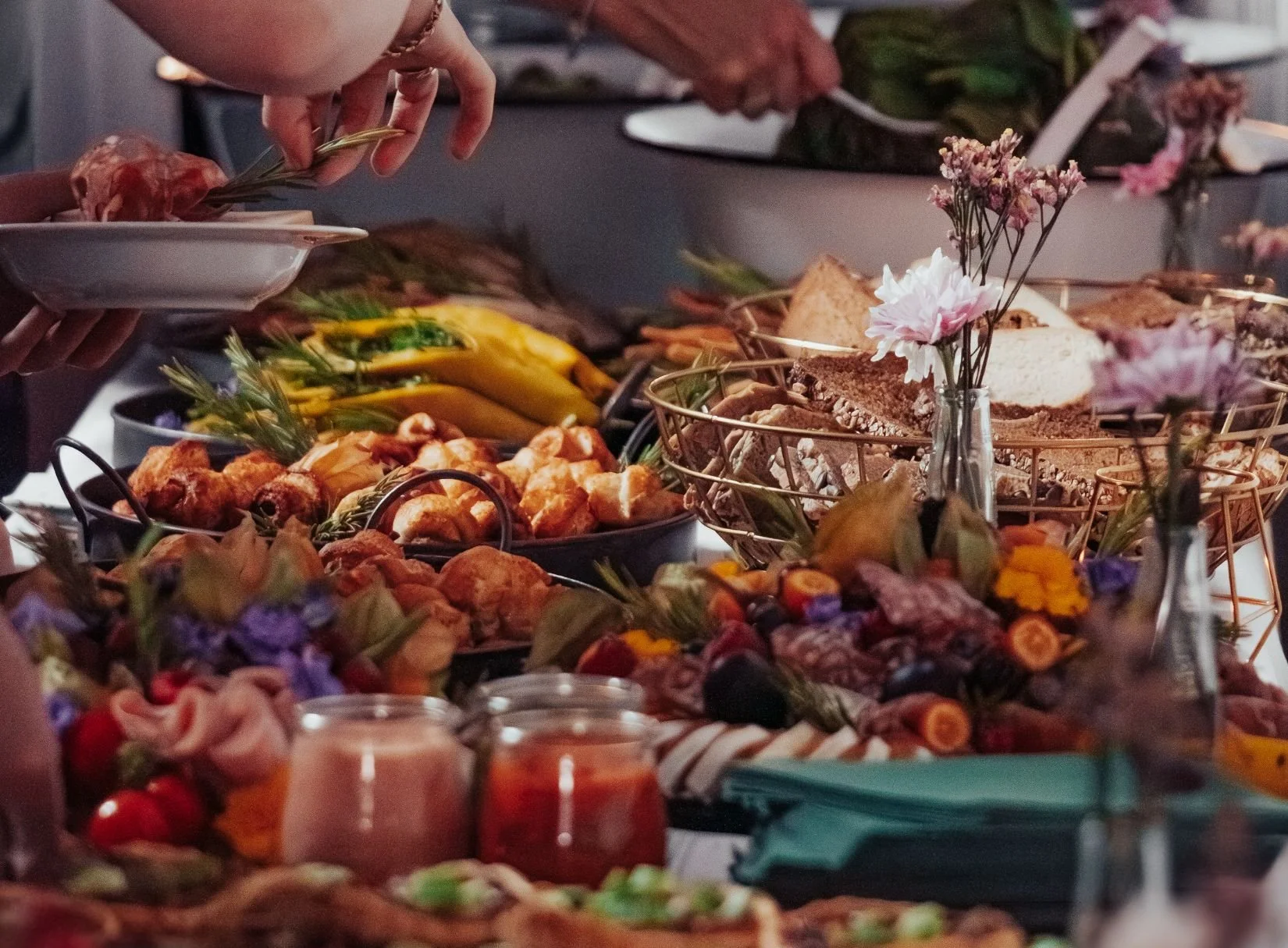 Buffet von Melavie Catering mit vielfältigen Speisen für Events