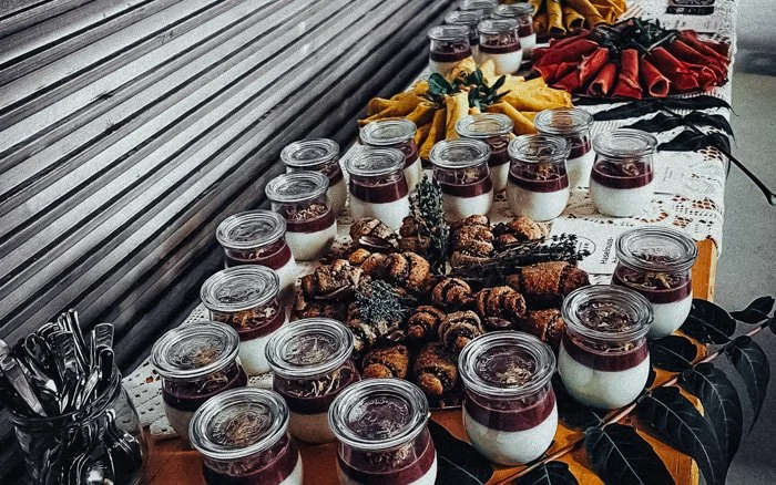 Winterlich dekorierte Location mit stimmungsvoller Beleuchtung