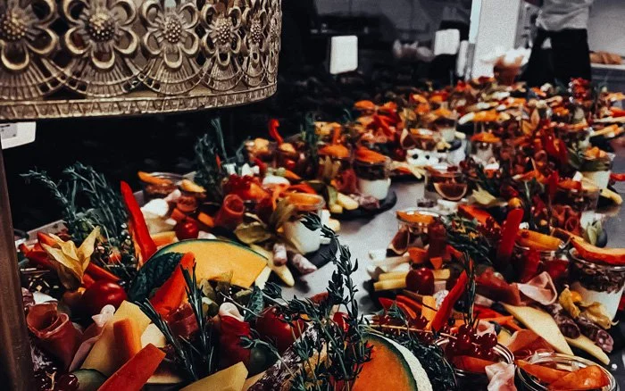 Festlich eingedeckte Tische für eine Winterveranstaltung