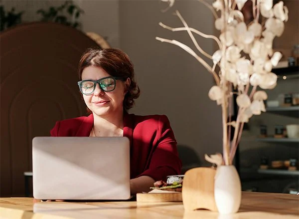 Person füllt online eine Checkliste für das Catering mit Melavie aus