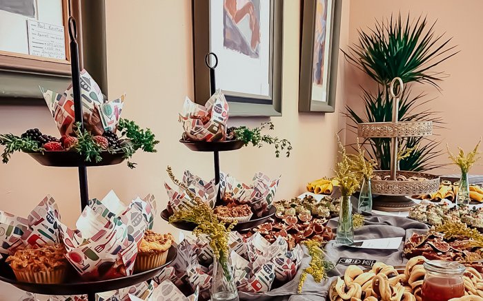 Gemütlich gestalteter Veranstaltungsraum mit Winterdekoration