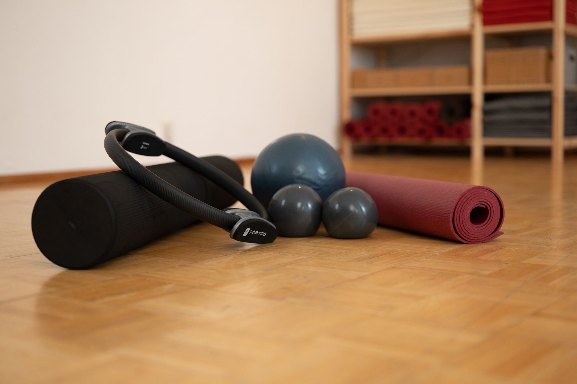Pilates-Ring, Bälle, Rolle und Matte im Studio