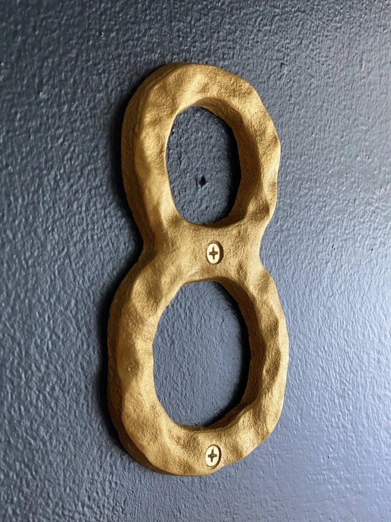 Cast room number eight
