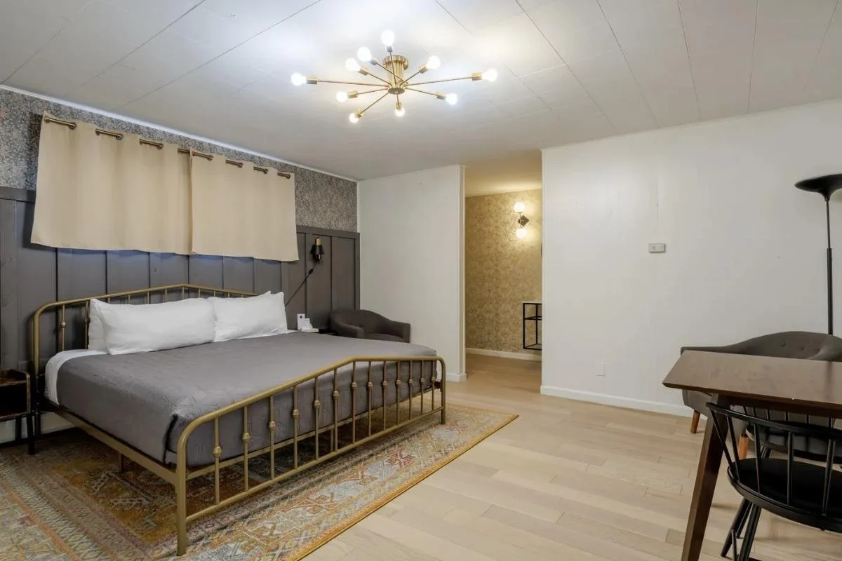 Queen room
