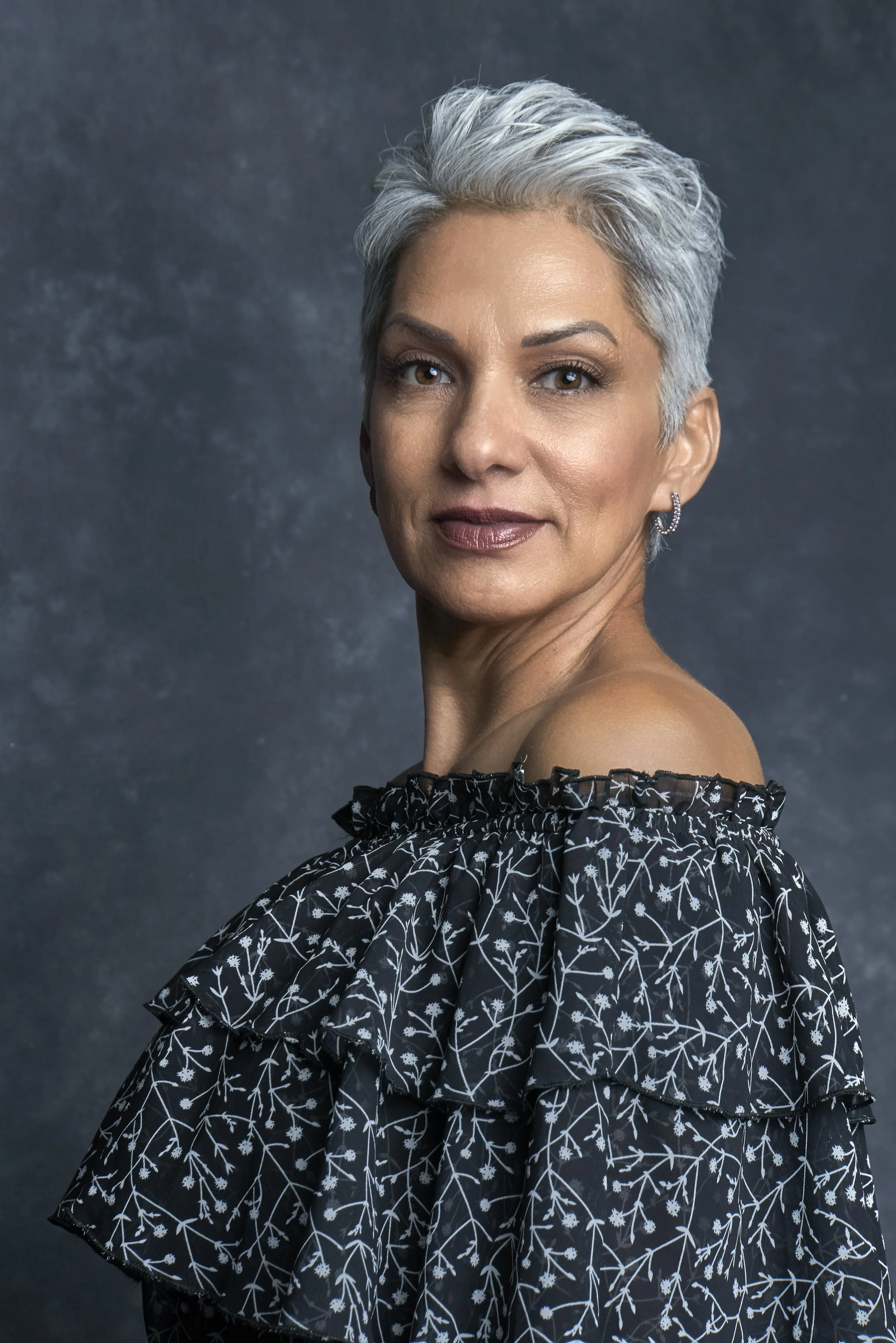 Portrait en studio d’une femme aux cheveux argentés
