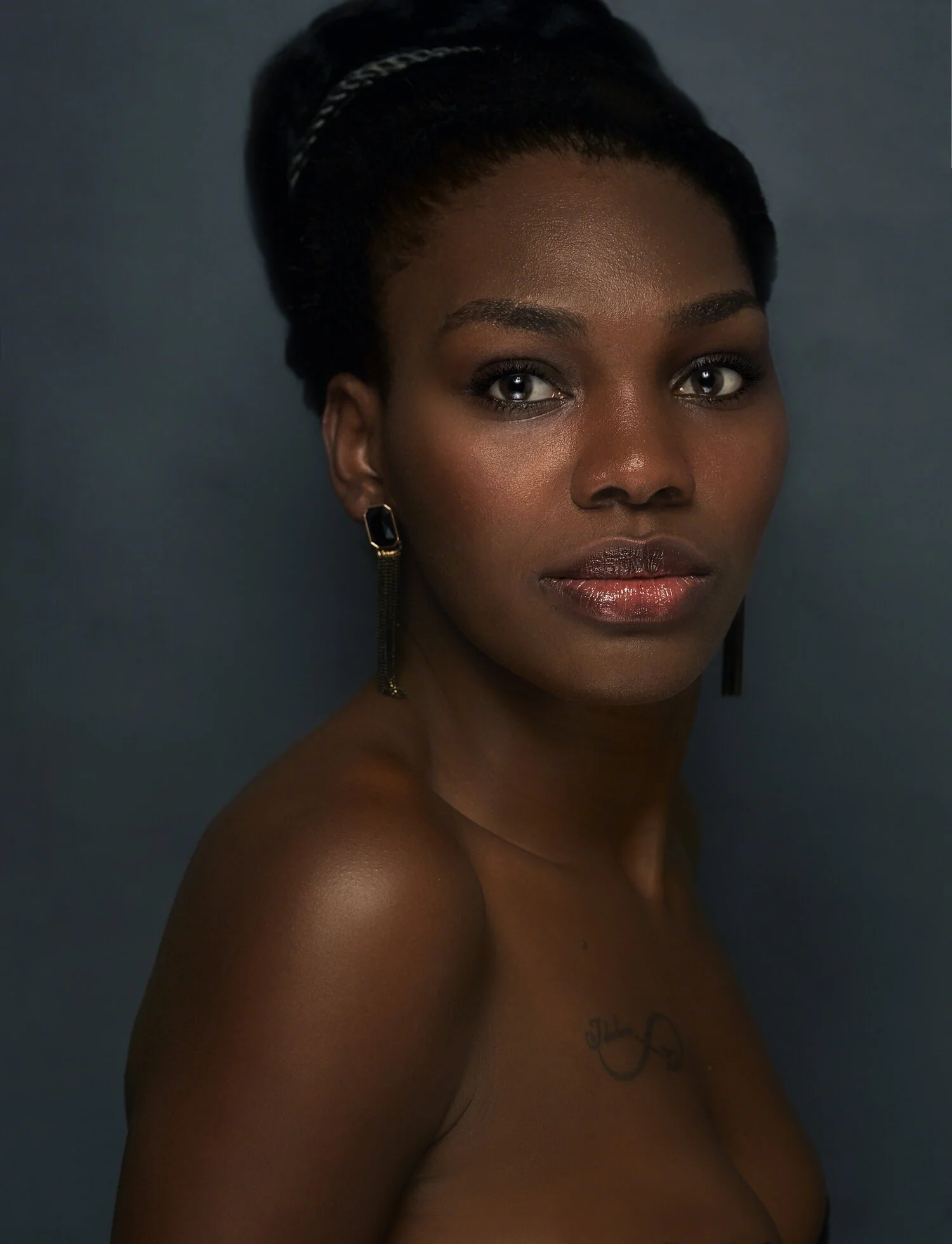 Portrait en studio d’une femme sur fond sombre