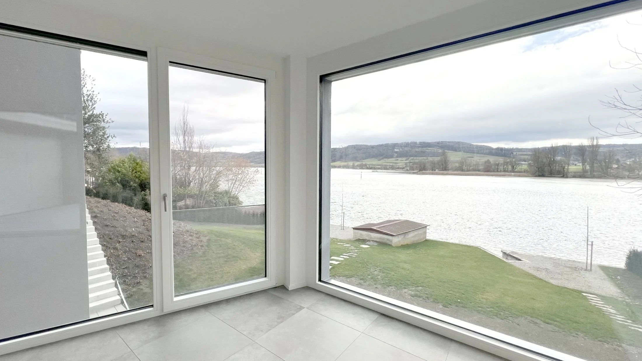 Room with corner glazing and lake view