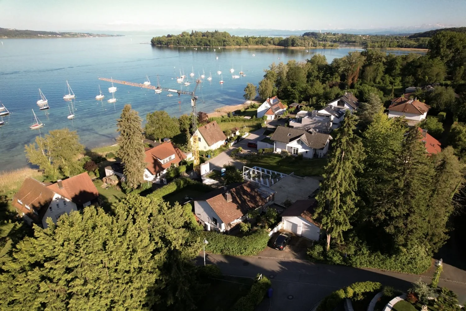 Drohnenaufnahme Litzelstetten mit Bodensee und Insel Mainau