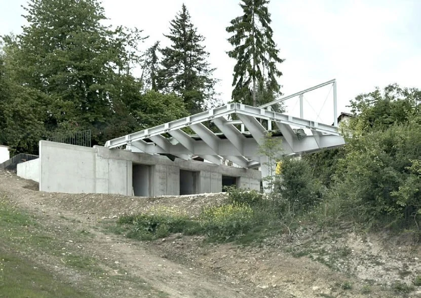 Stahlträger auf einzelner Stütze