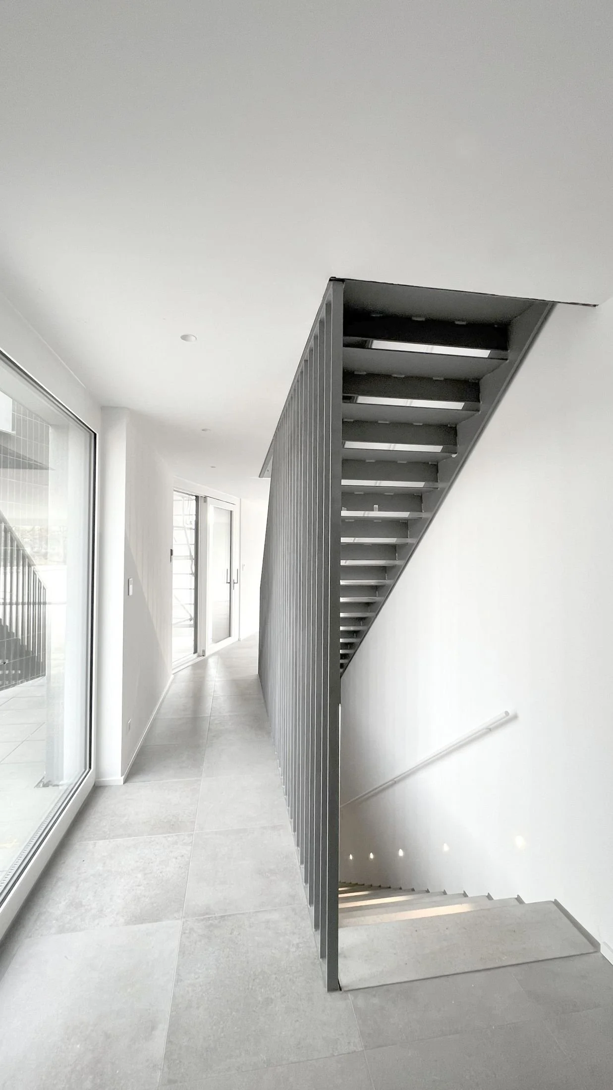 Staircase with steel stringer