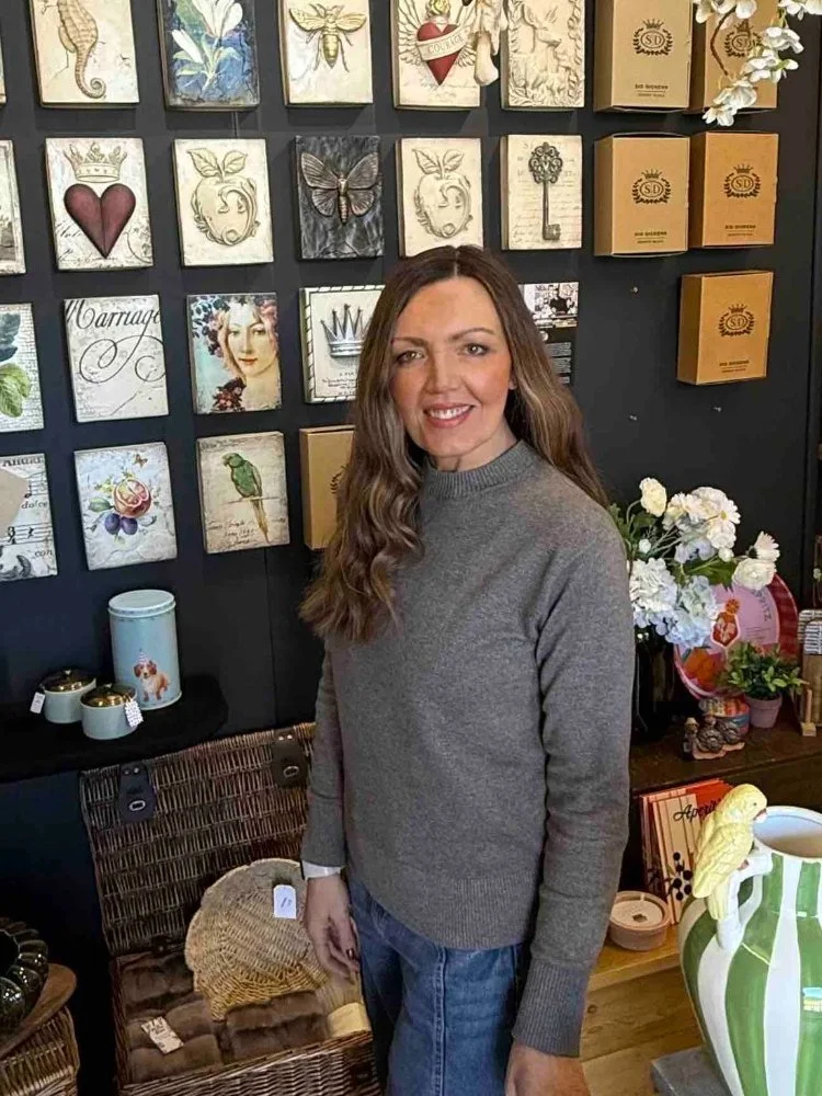 Lou in Hudson Belle, in front of the Sid Dickens wall