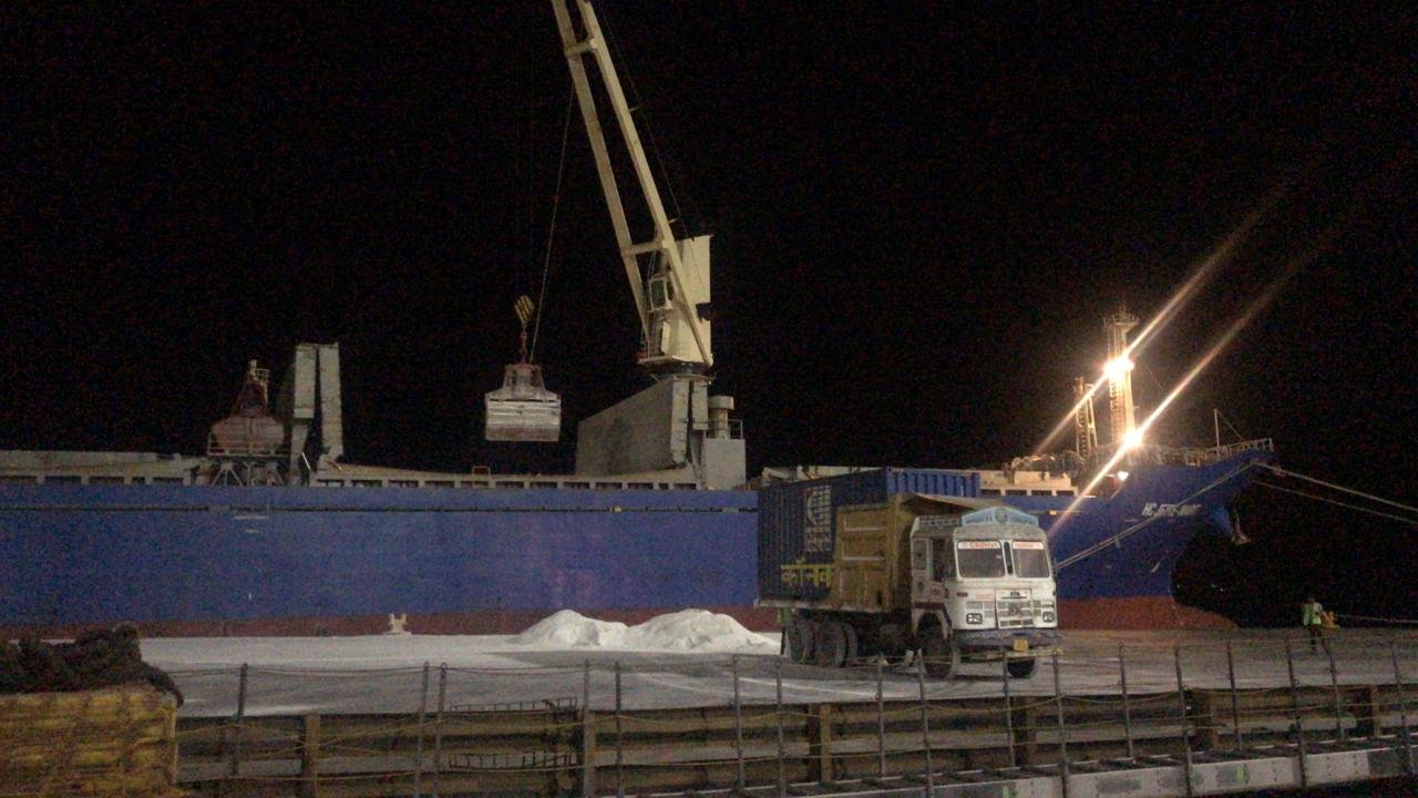 Bulk talc shipment and container handling at an Indian port