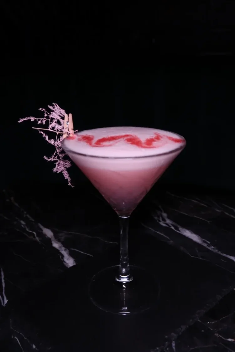 Rosa Signature Cocktail an der OISHINBO Bar in Dortmund