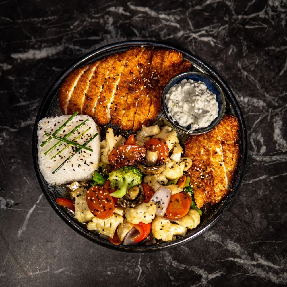 Knuspriges Chicken mit Reis und Gemüse als Einblick in die OISHINBO-Küche