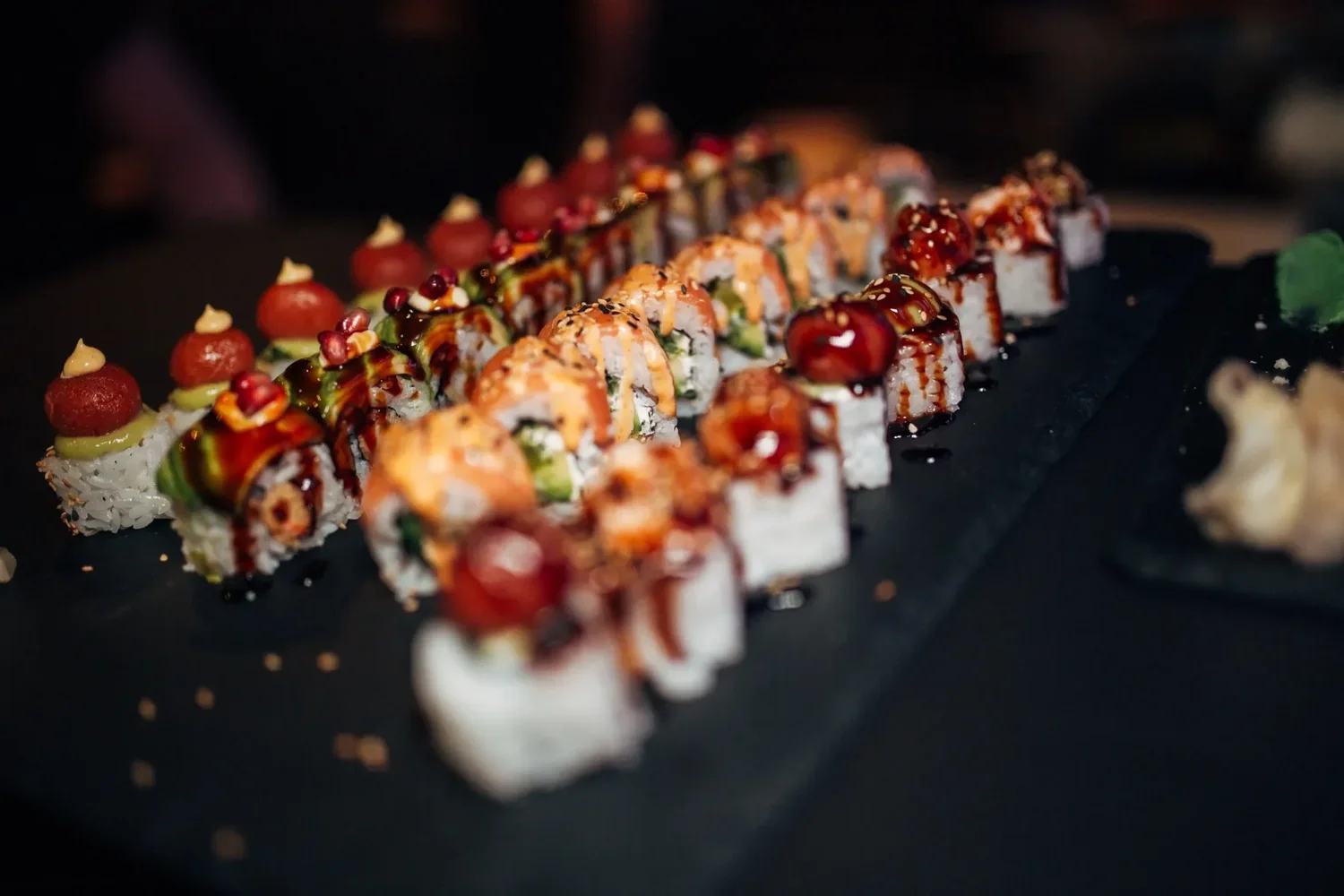 Bunte Sushi Rolls auf einer Platte im OISHINBO Restaurant Dortmund