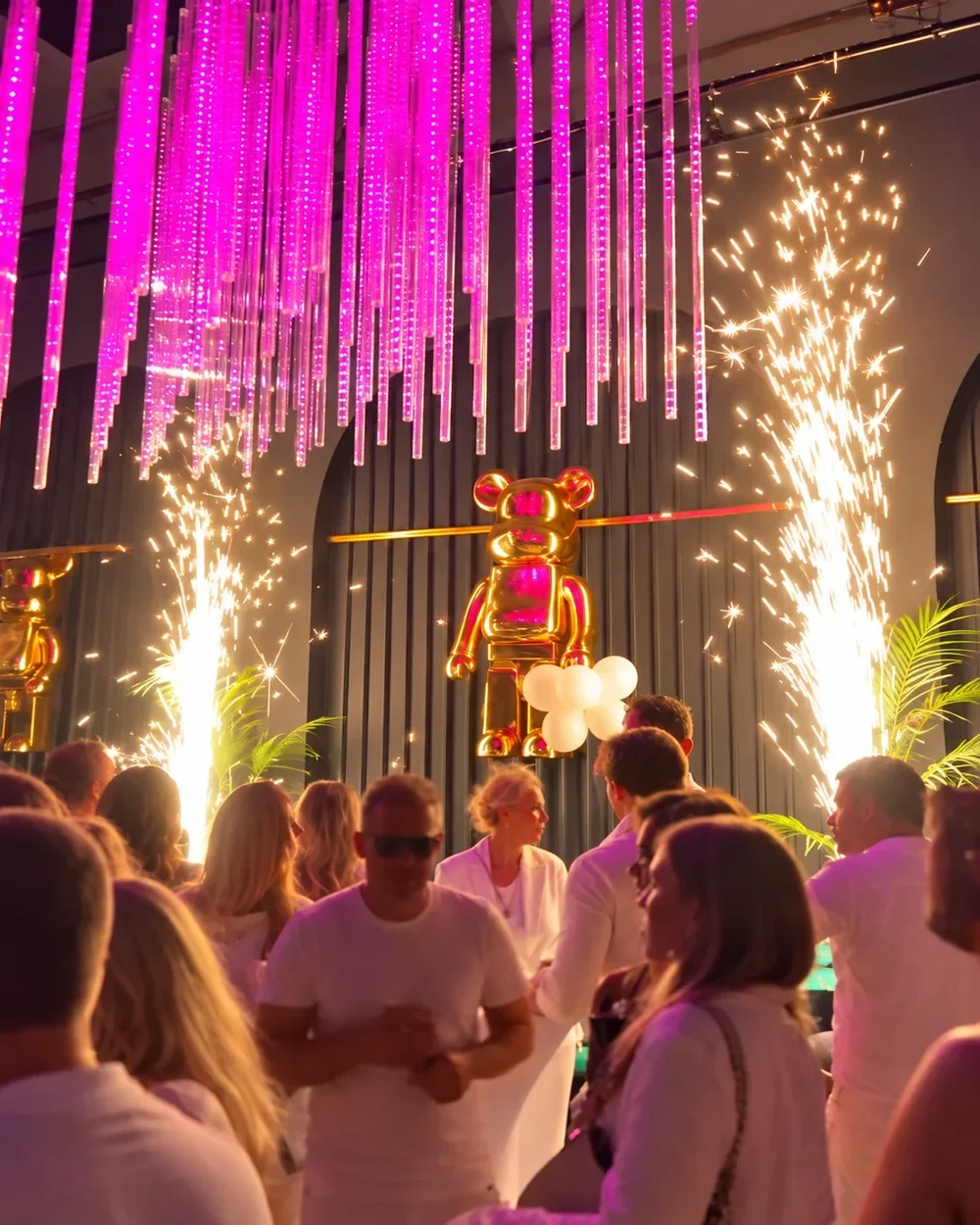 KI-aufbereiteter Eindruck einer früheren OISHINBO-Party mit Goldbär und Lichtinstallation