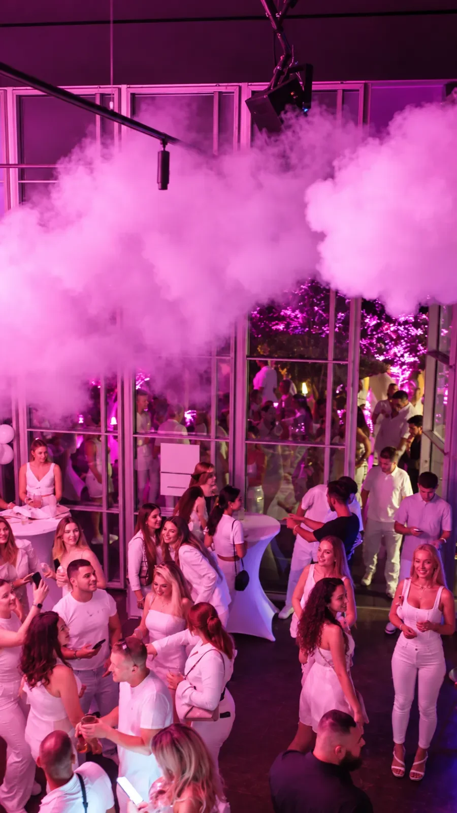 Partygäste bei pinker Beleuchtung im OISHINBO Dortmund