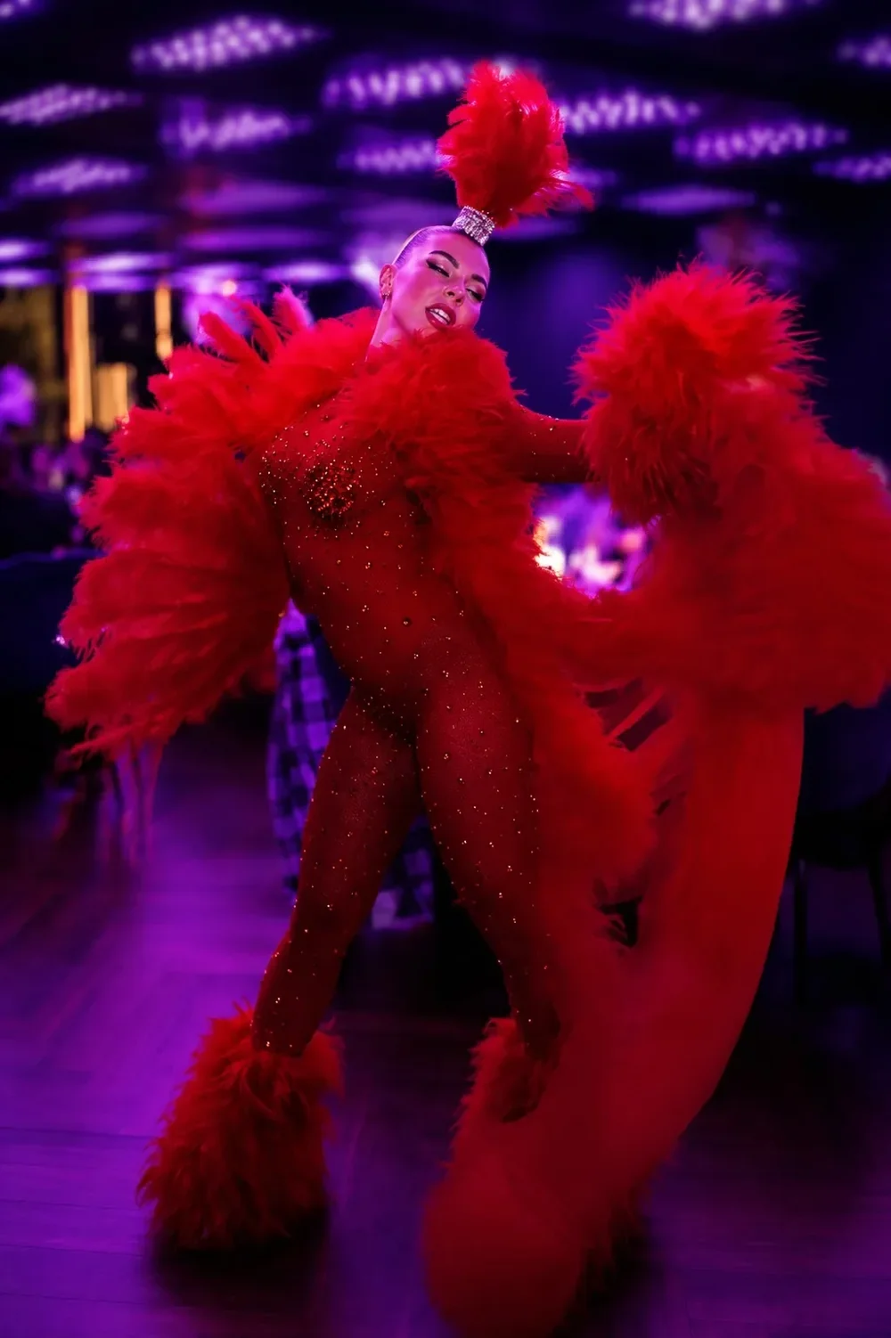 Showtänzerin mit roten Federn beim Dinner & Dance im OISHINBO Dortmund