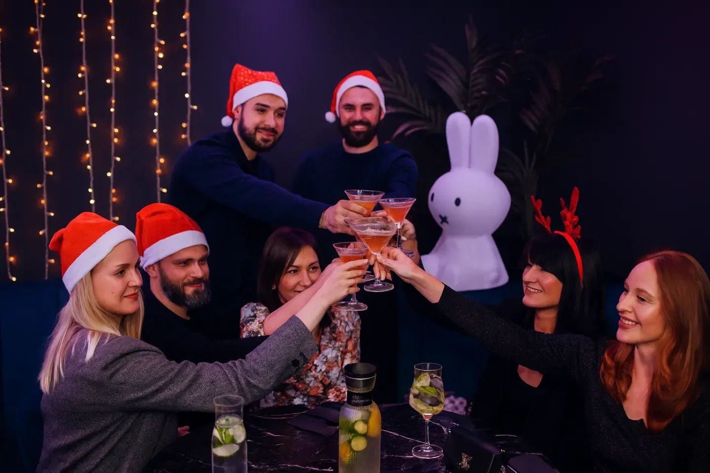 Team stößt mit Cocktails bei einer Weihnachtsfeier im OISHINBO Dortmund an