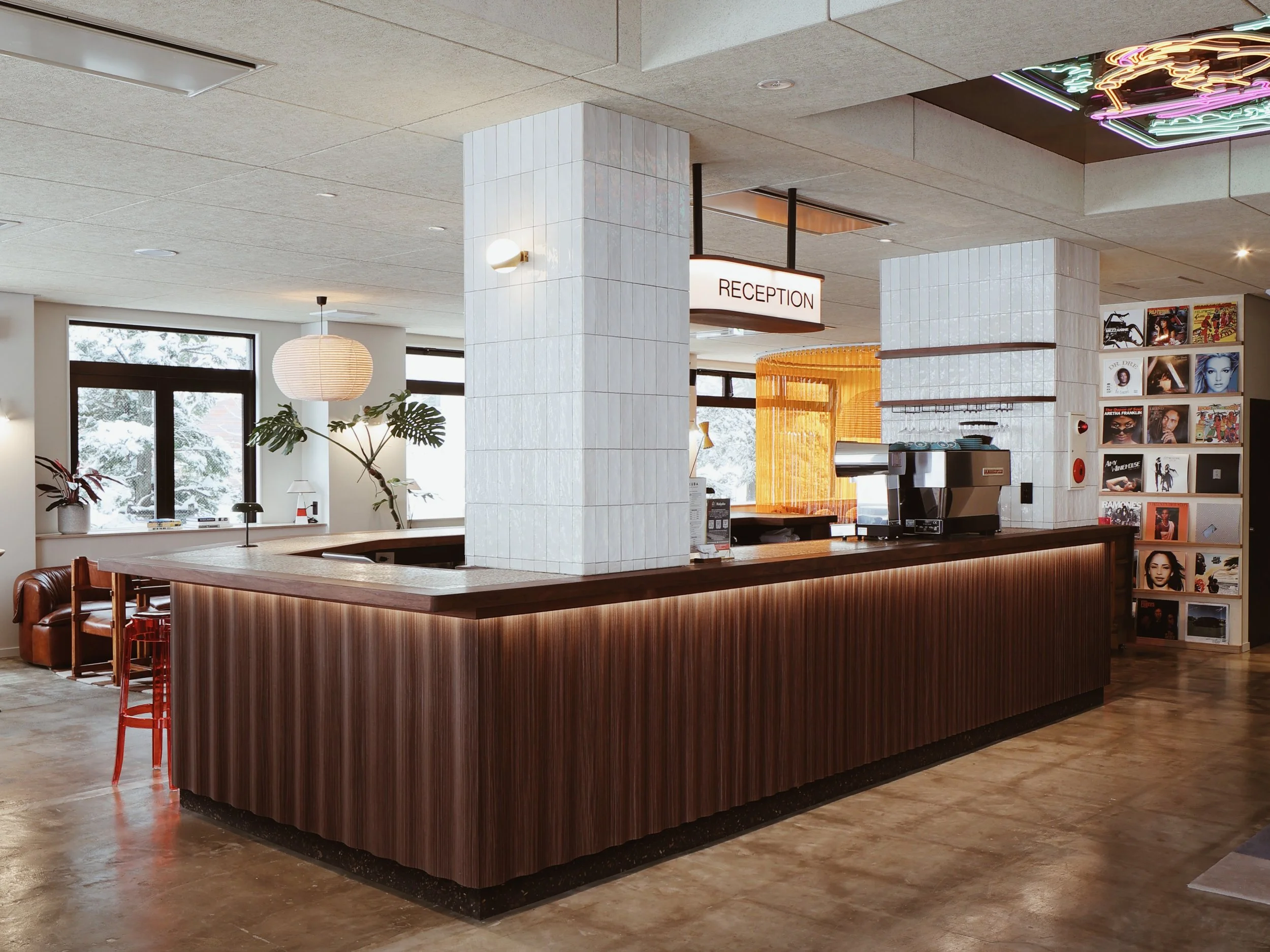 エヴォ・ホテル — フロントの待合席