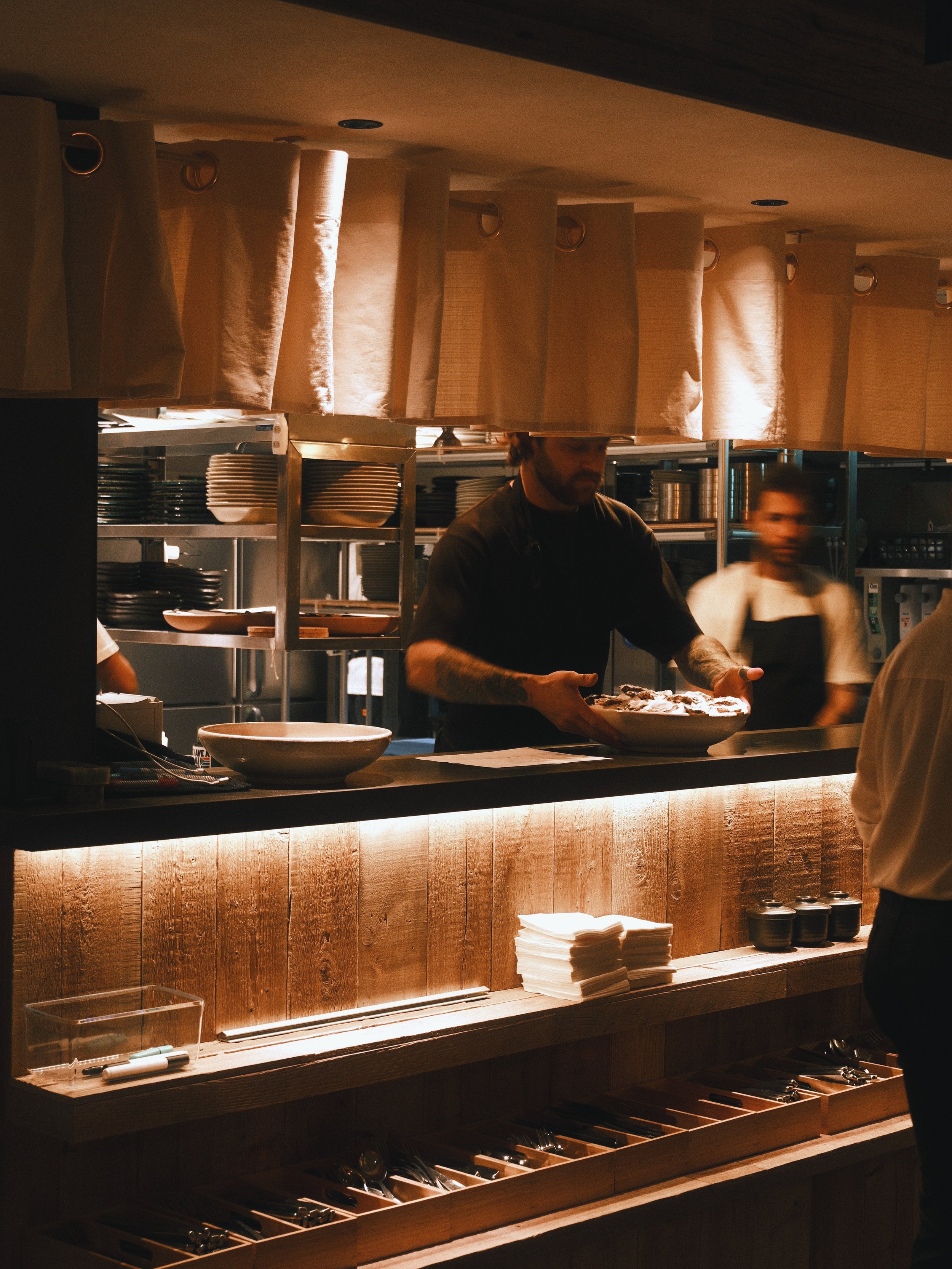 ニセコの石積み — 質感と木工