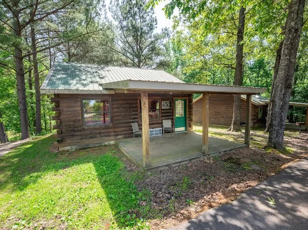FishTale Lodge cabin exterior near Kentucky Lake in Buchanan Tennessee