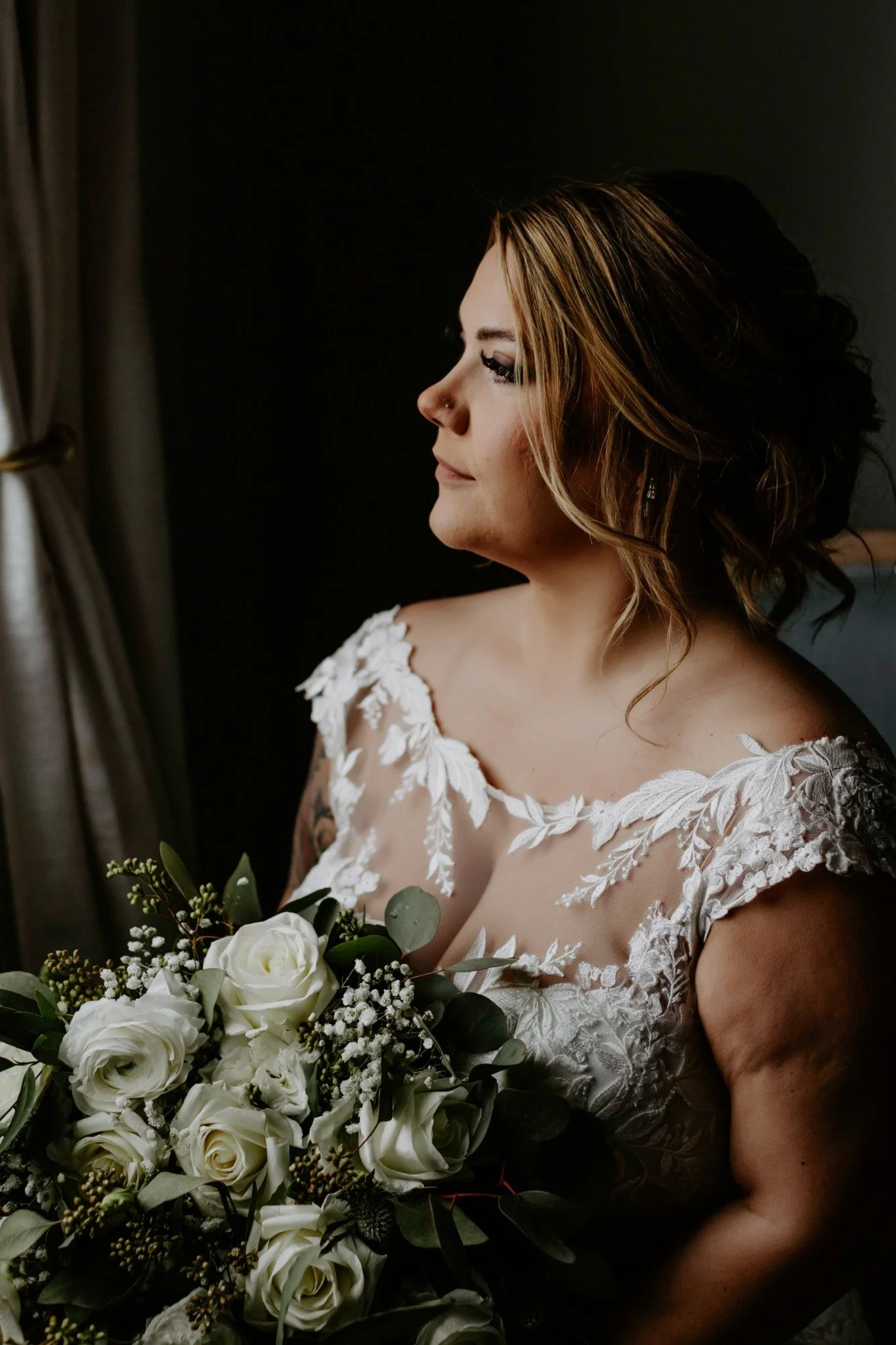 Bride preparing with loved ones in the Sable Creek Homestead bridal lounge