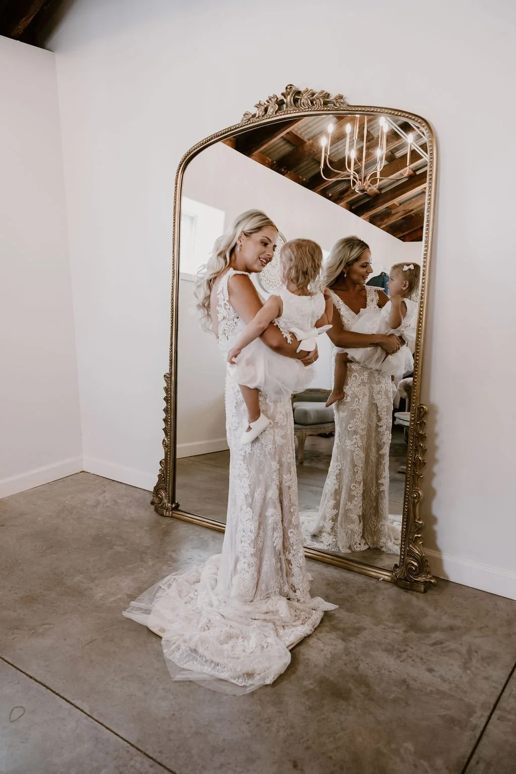 Bride preparing with loved ones in the Sable Creek Homestead bridal lounge