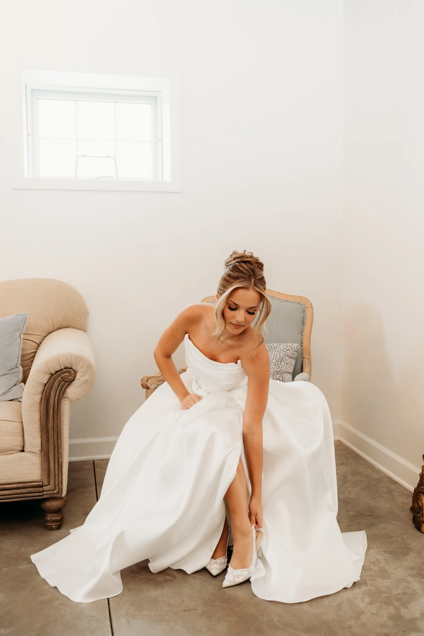 Bride preparing with loved ones in the Sable Creek Homestead bridal lounge