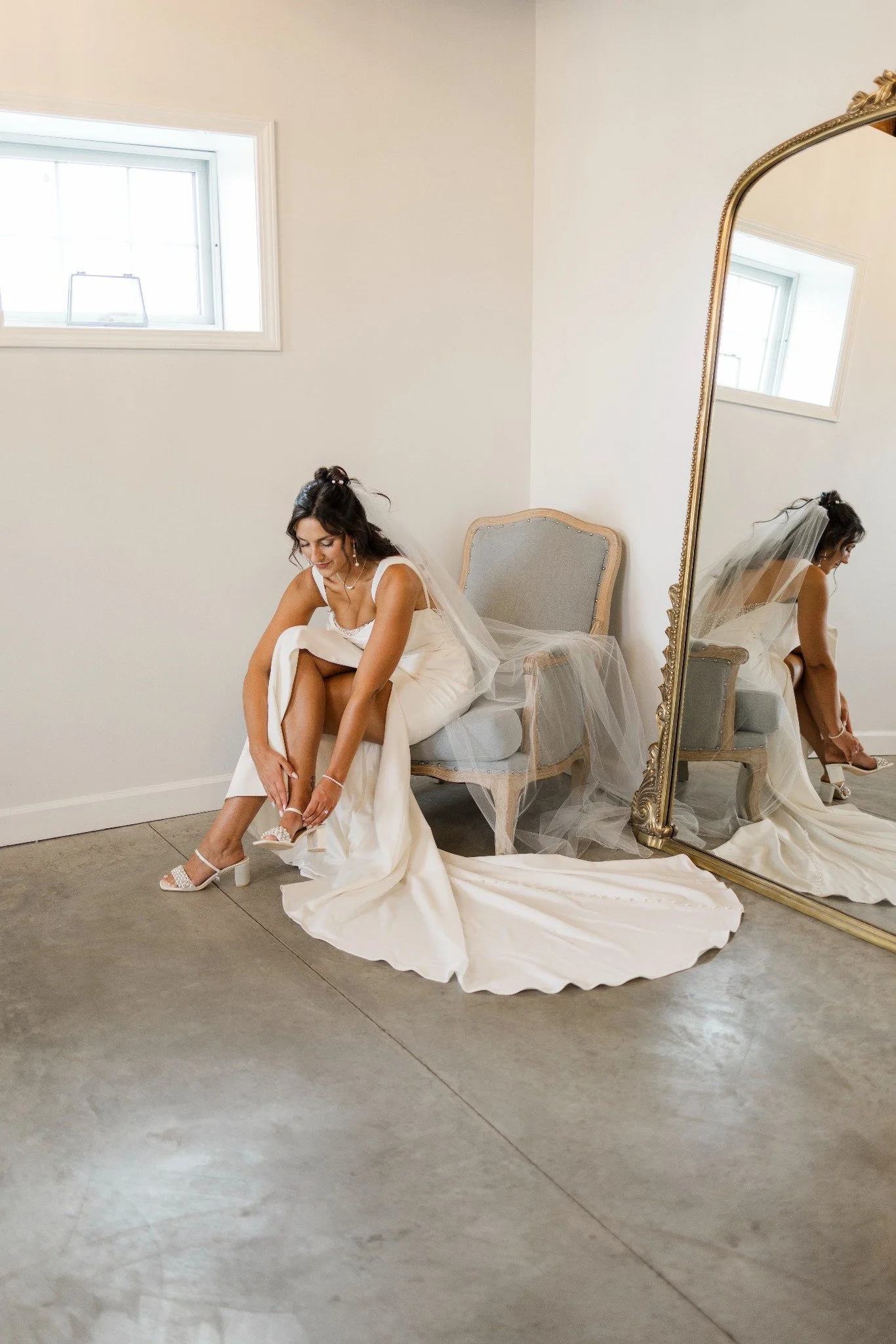 Bride preparing with loved ones in the Sable Creek Homestead bridal lounge