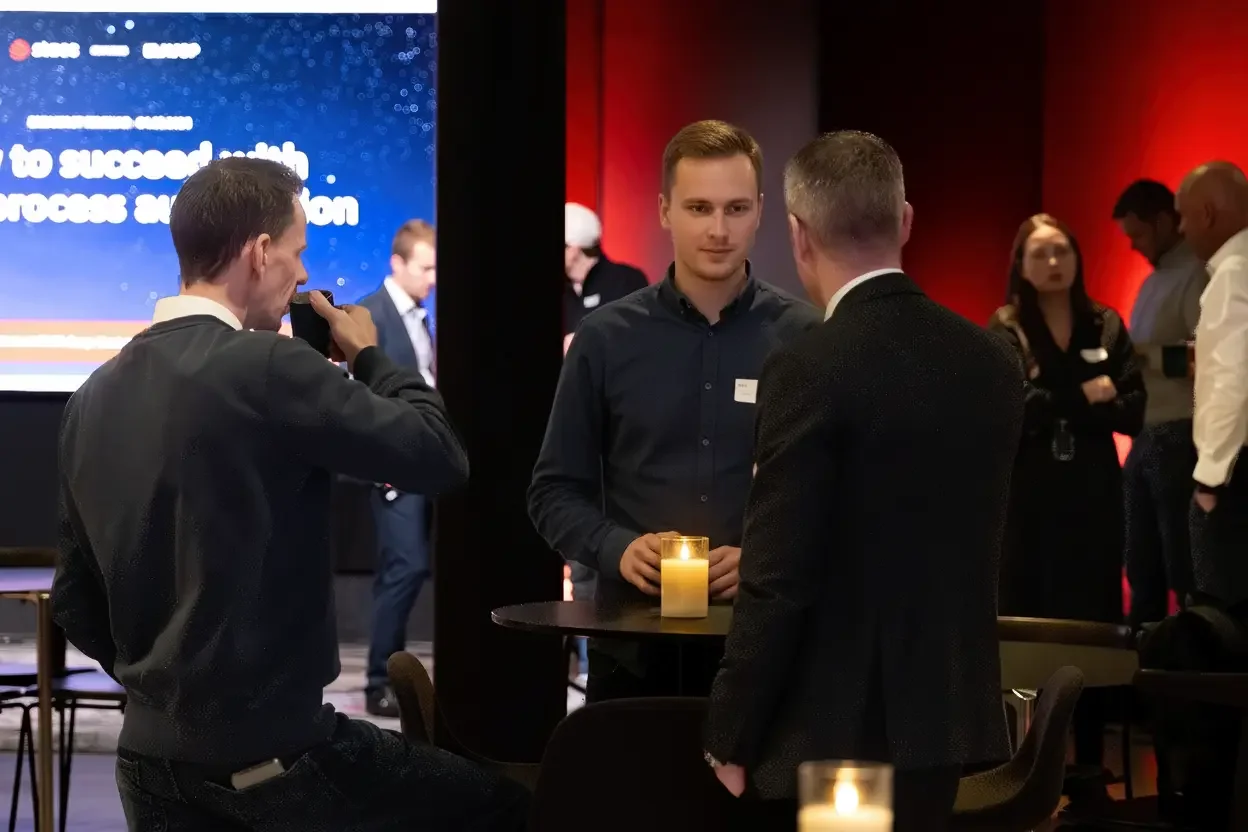 Deltakere på et frokostseminar i Stacc-rommet på Rebel.
