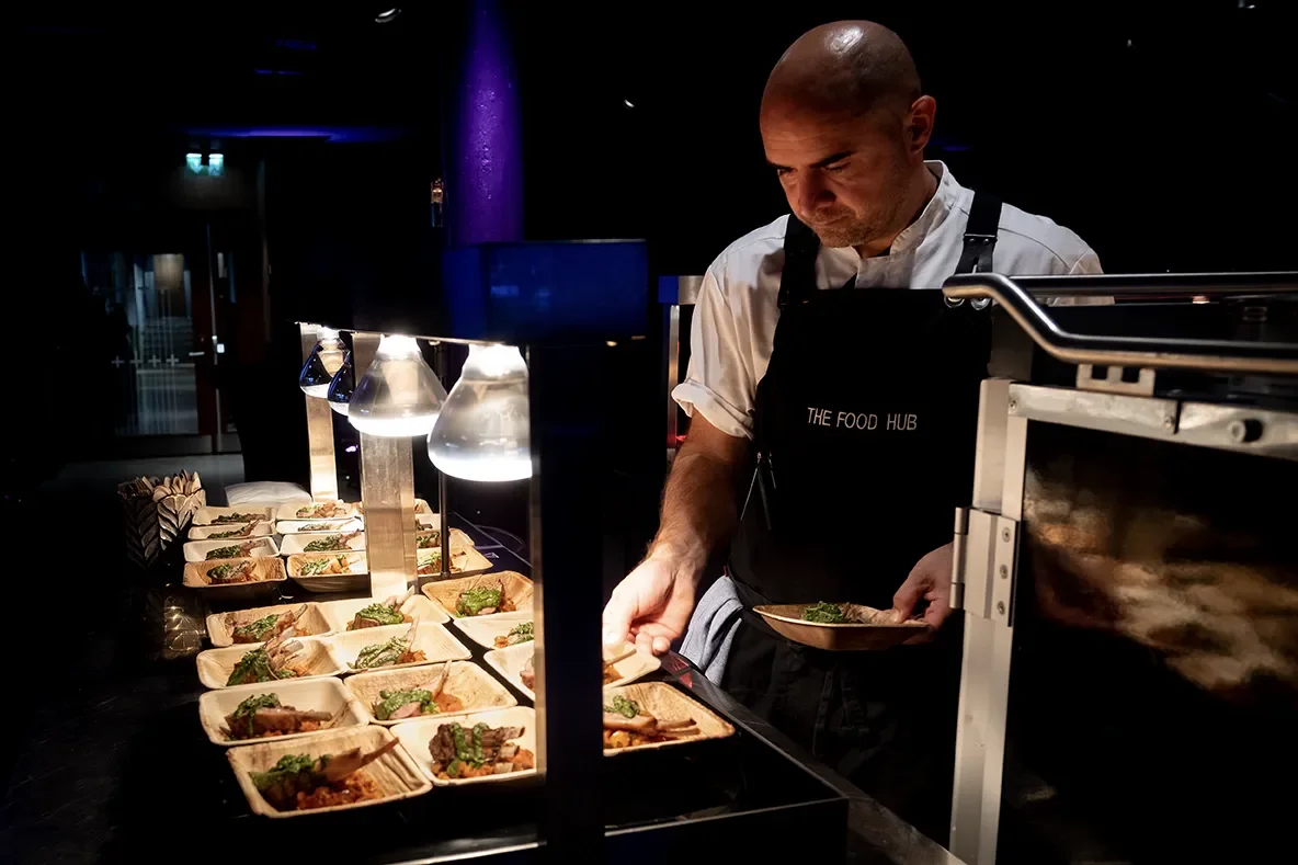 Buffet med mat servert av The Food Hub
