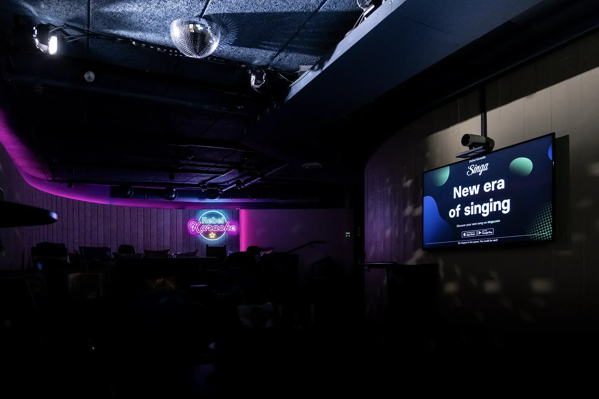 Karaoke-lounge med discokule og mikrofon på Rebel