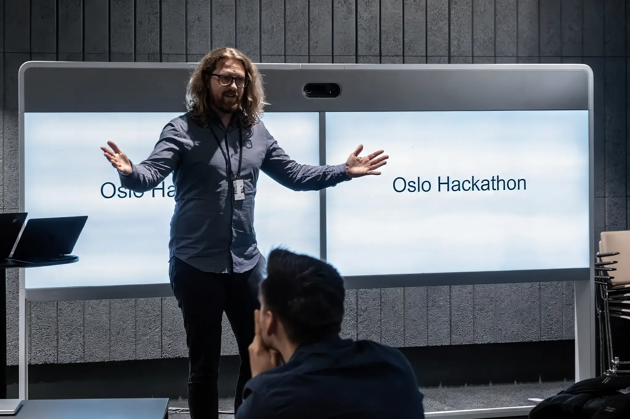 Deltaker i dyp konsentrasjon med VR-headset på Rebel