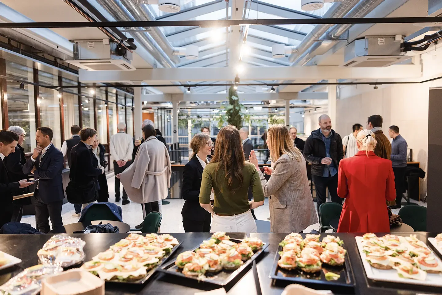 Lyst og moderne lokale 'Glassgangen' dekket til frokostmøte hos Rebel i Oslo.
