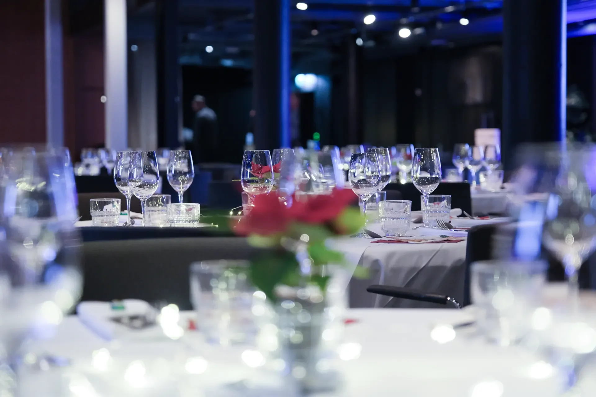 Et lyst og moderne eventlokale på Rebel, klart for et arrangement.