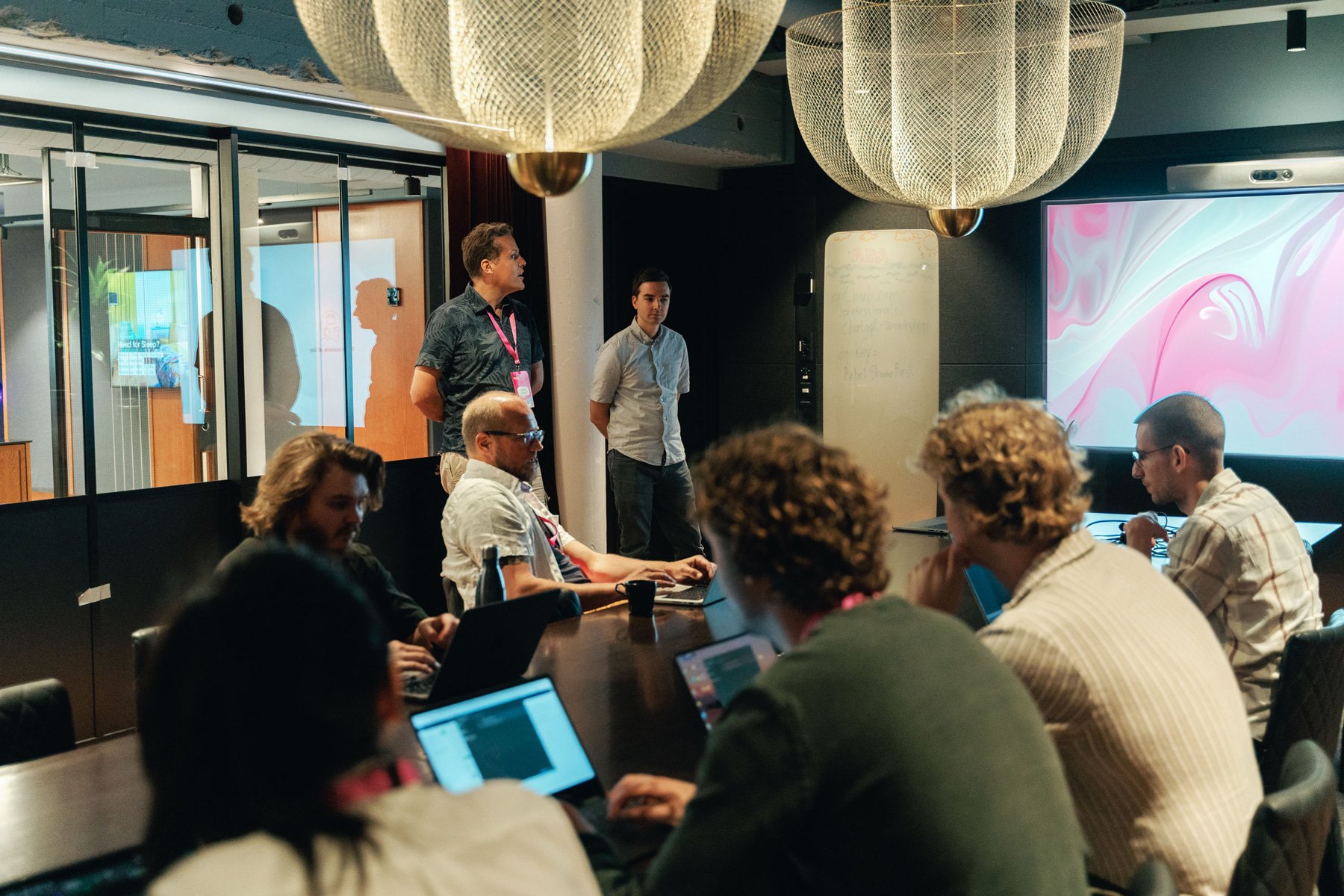 Deltakere i kreativt workshop-arbeid i lyse lokaler på Rebel