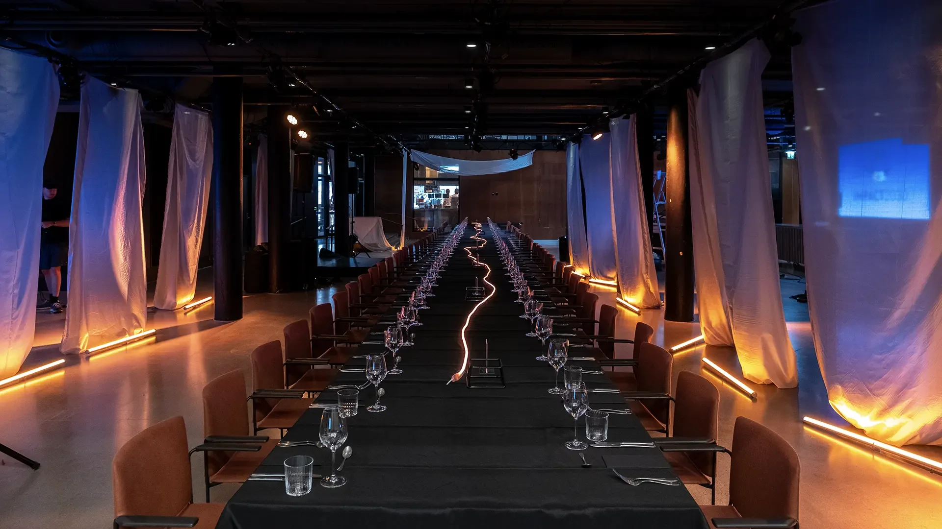 Uformell stemning med servering av mat og drikke i et av Rebels selskapslokaler.