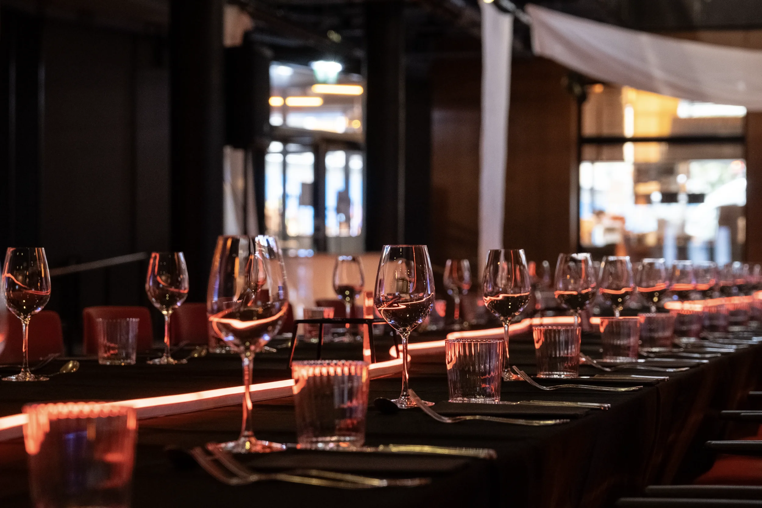 Gjester som mingler i et av Rebels stilfulle selskapslokaler i Oslo.