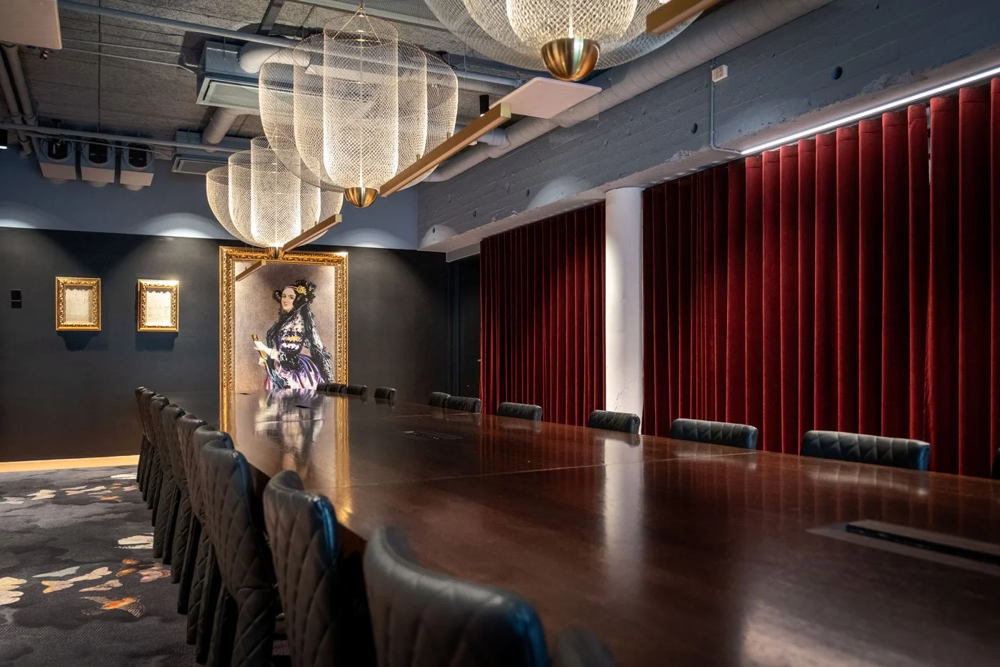 Møterom Ada på Rebel med elegant interiør og stor skjerm